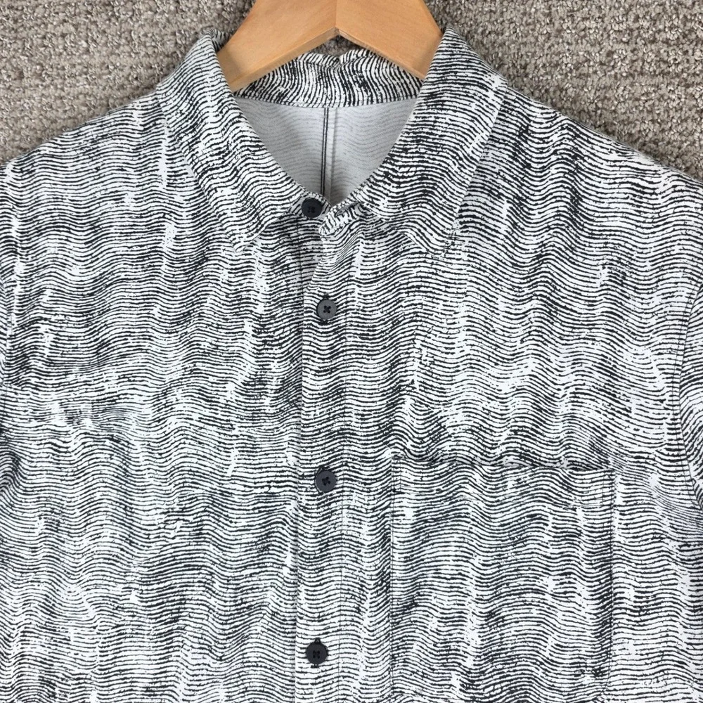 Lululemon Commission Shirt Mens Size Large Short Sleeve Button Down Mono Wave